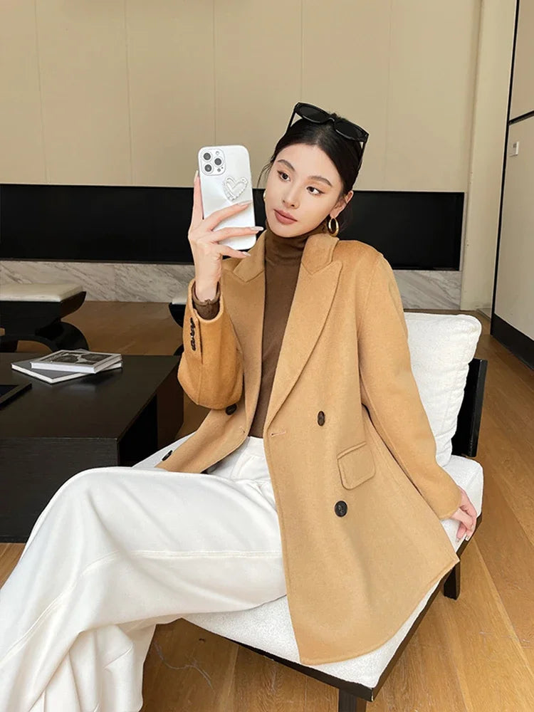 Women's wool peak-lapel short coat