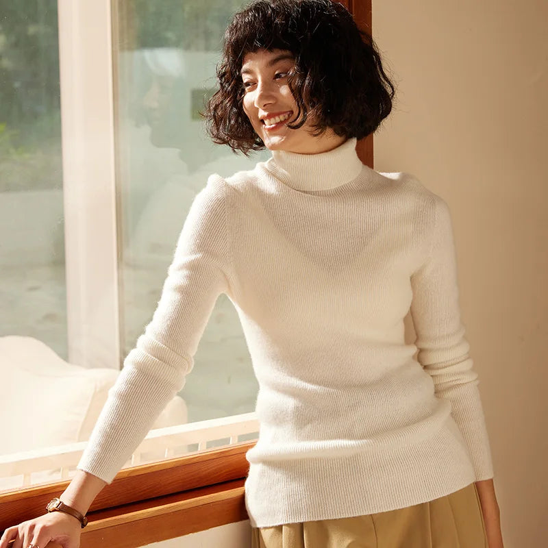 Women's fitted cashmere turtleneck