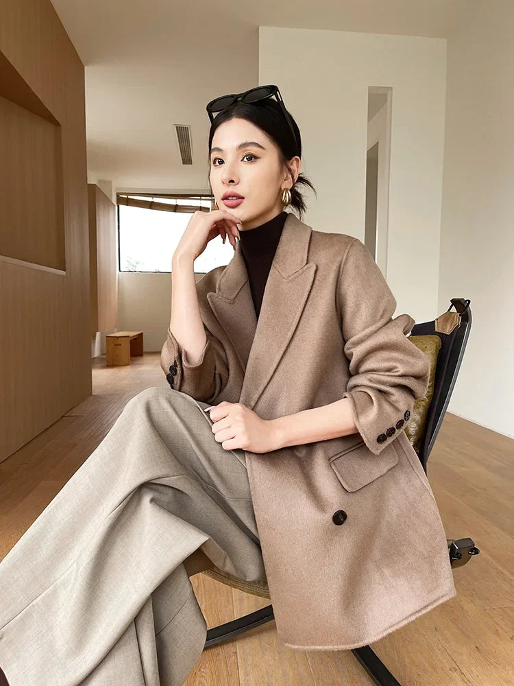 Women's wool peak-lapel short coat