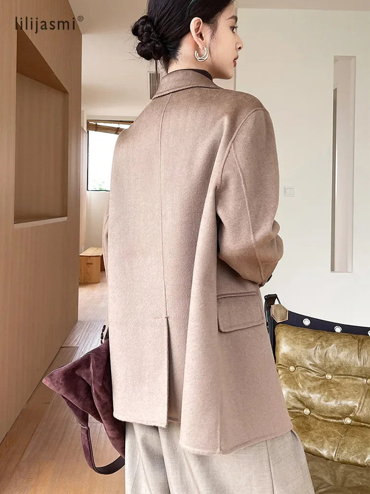 Women's wool peak-lapel short coat