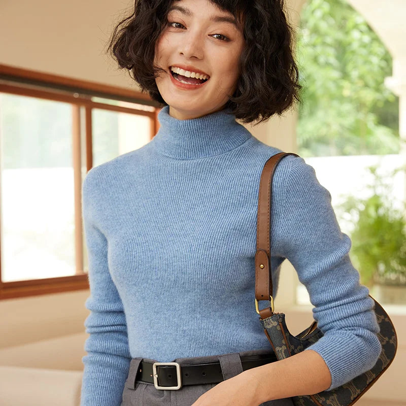 Women's fitted cashmere turtleneck