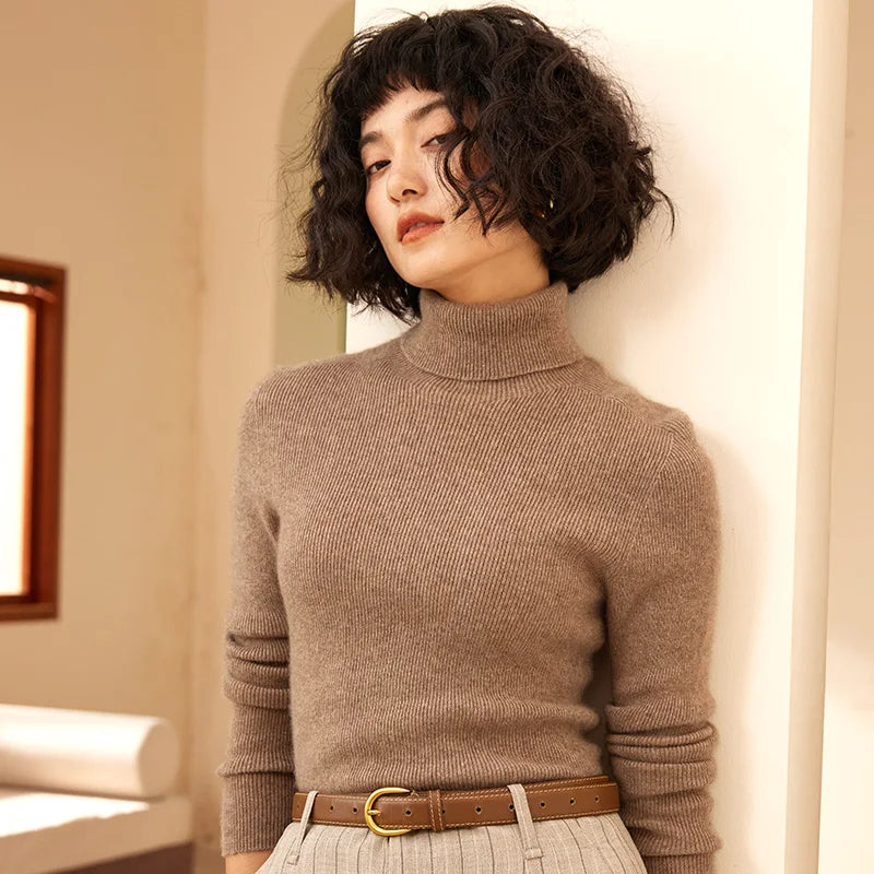 Women's fitted cashmere turtleneck